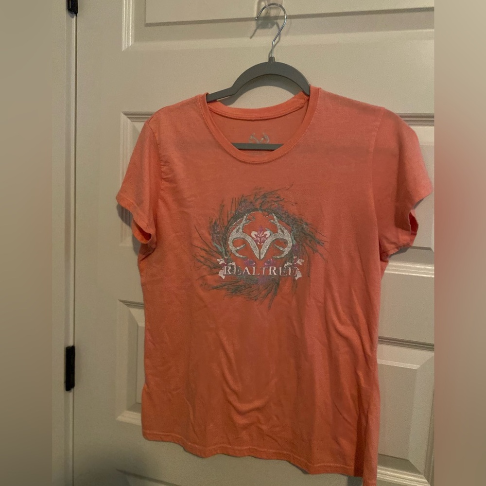 Cute orange Realtree t shirt size L.